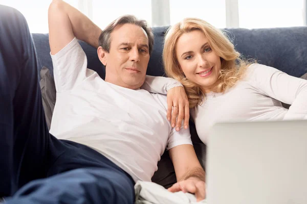 Paar met laptop — Gratis stockfoto