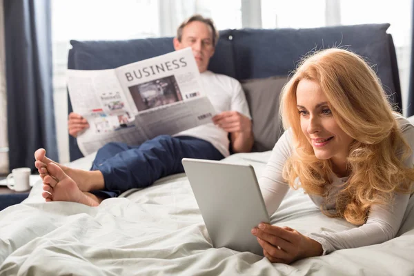 Woman using digital tablet — Stock Photo, Image