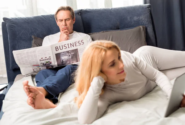 Woman using digital tablet — Stock Photo, Image