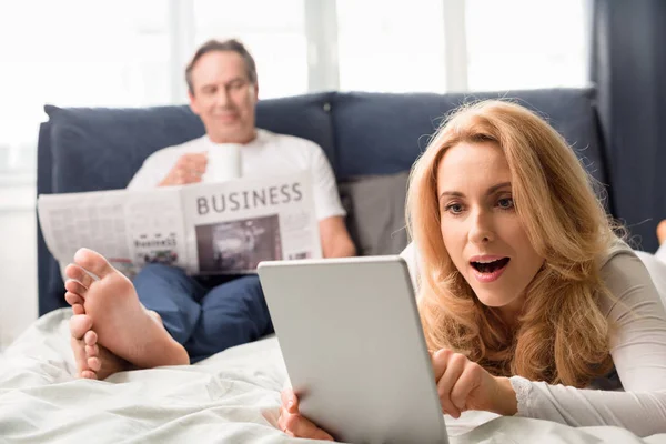 Woman using digital tablet — Stock Photo, Image