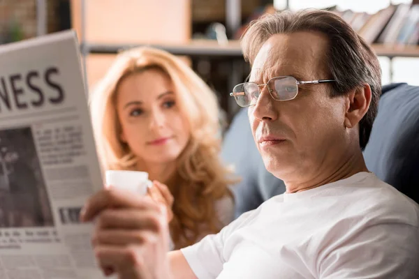 Feliz pareja de mediana edad — Foto de Stock