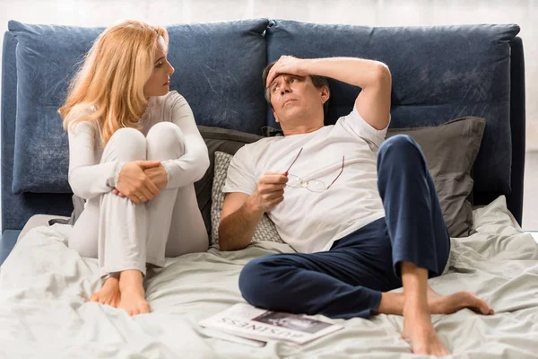 üzgün orta yaşlı çift