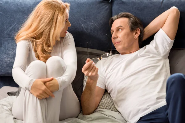 Middle aged couple talking — Stock Photo, Image