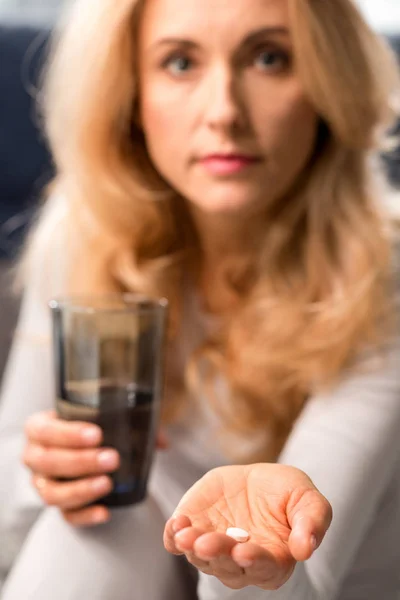 Mulher tomando pílula — Fotografia de Stock