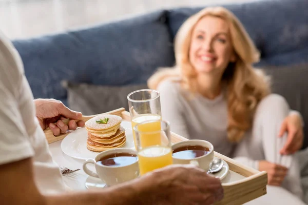 Pasangan memiliki sarapan di tempat tidur — Stok Foto