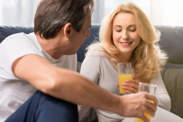 Casal tomando café da manhã na cama — Fotografia de Stock