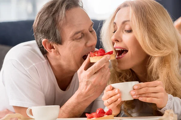 Couple prenant le petit déjeuner au lit — Photo