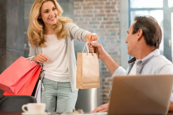 Mature couple with shopping bags — Stock Photo, Image