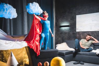 süper kahraman kostümü oynarken çocuk