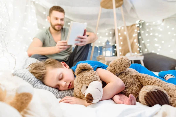 Ayah dan anak tidur — Stok Foto