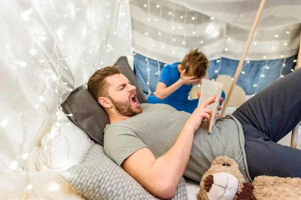 Father and son reading book — Stock Photo, Image