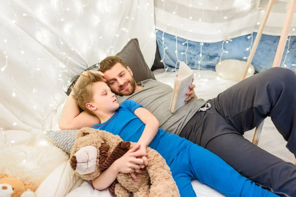 Pai e filho lendo livro — Fotografia de Stock