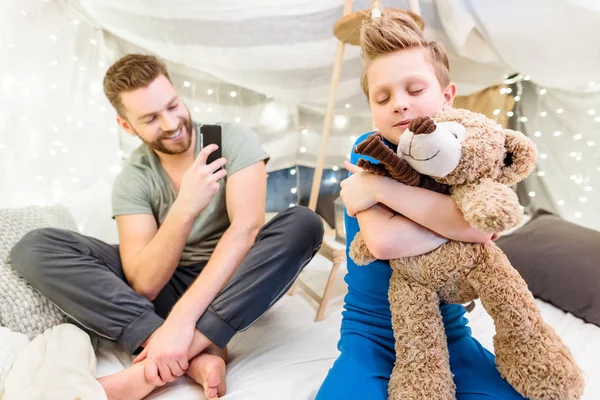 Father and son in blanket fort — Stock Photo, Image