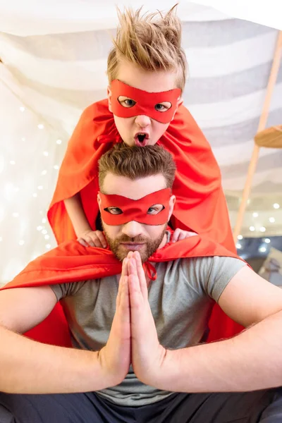 Père et fils en costumes de super-héros — Photo
