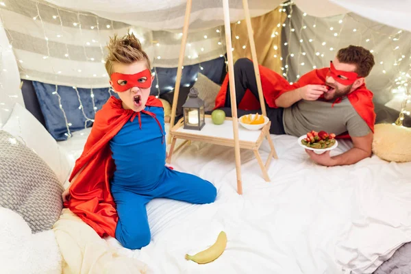 Père et fils en costumes de super-héros — Photo