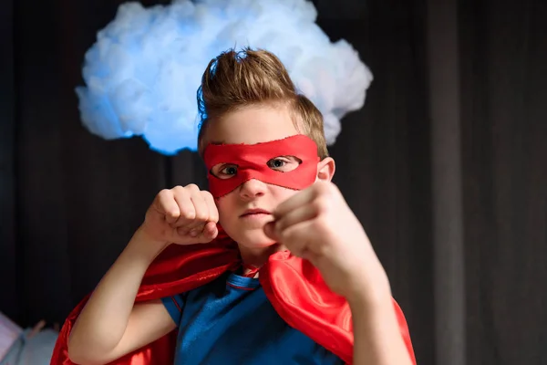 スーパーヒーローの衣装の男の子 — ストック写真