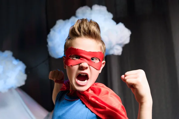 Niño en traje de superhéroe — Foto de Stock