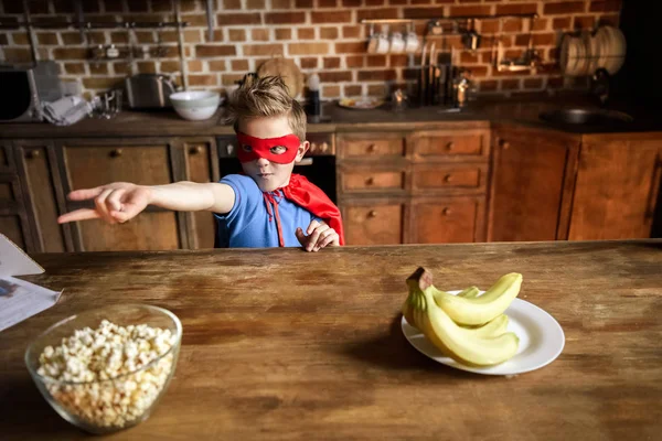 Chlapec v kostýmu superhrdiny — Stock fotografie