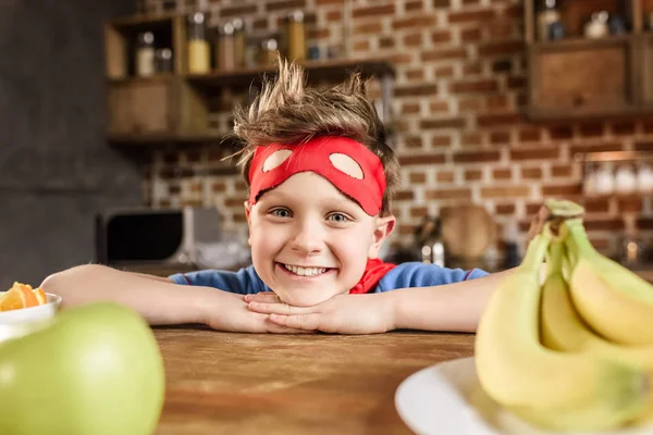 Niño en traje de superhéroe rojo — Foto de Stock