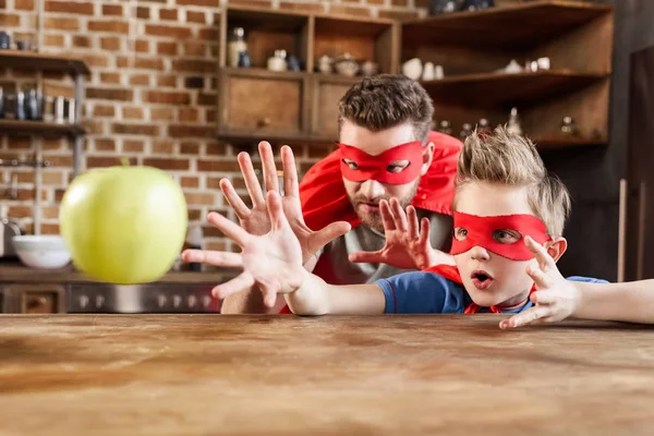 Pai e filho em trajes de super-herói vermelho — Fotografia de Stock