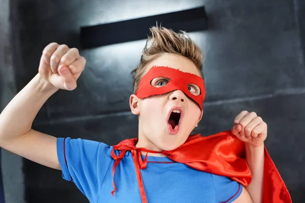 Garçon en costume de super-héros — Photo