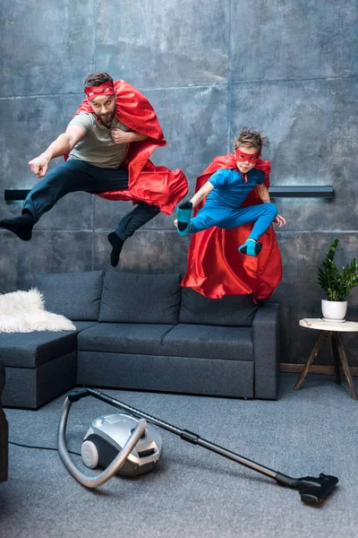 Vater und Sohn in Superheldenkostümen — Stockfoto