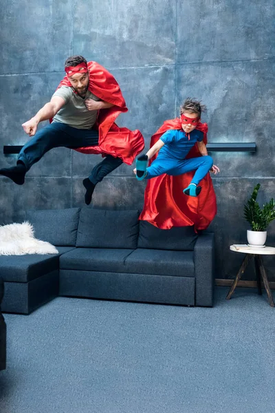 Отец и сын в костюмах супергероев — стоковое фото