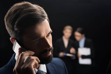 Akıllı telefon kullanan iş adamı 