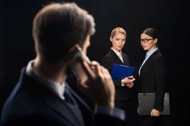 Akıllı telefon kullanan iş adamı