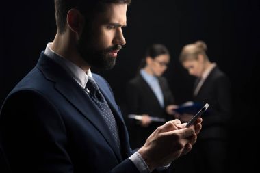 Akıllı telefon kullanan iş adamı
