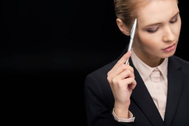 İş kadını elinde kalem ile