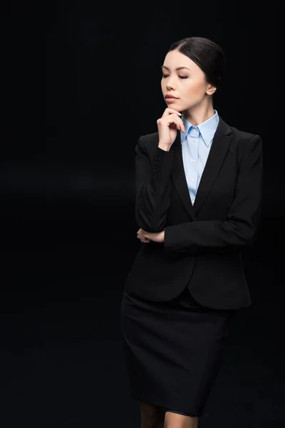 Fekete öltöny, töprengő üzletasszony — Stock Fotó