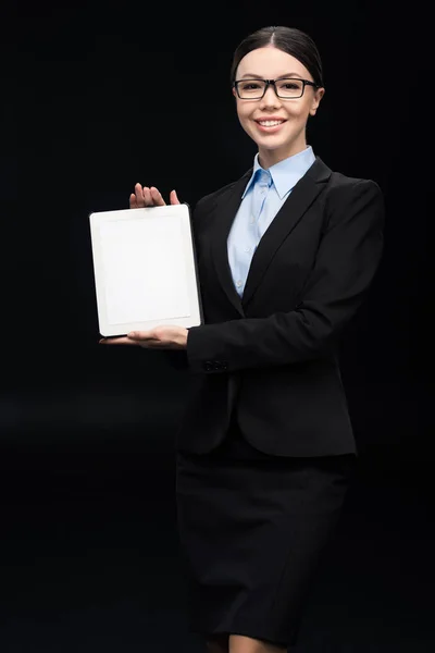 Femme d'affaires avec tablette numérique — Photo gratuite