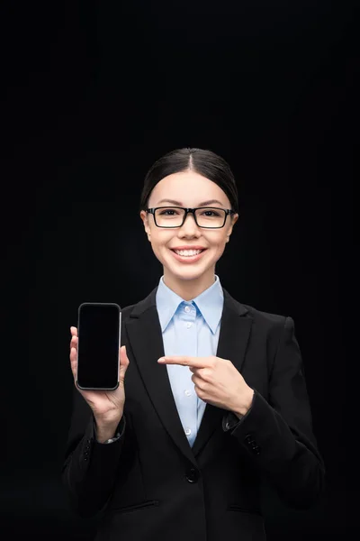 Businesswoman pomocí smartphonu — Stock fotografie zdarma
