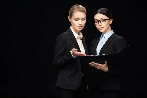 Mujeres de negocios conectar y sujetar portapapeles — Foto de Stock