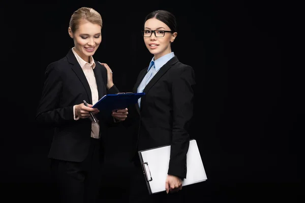 Conectando-se durante o trabalho de mulheres de negócios — Fotografia de Stock