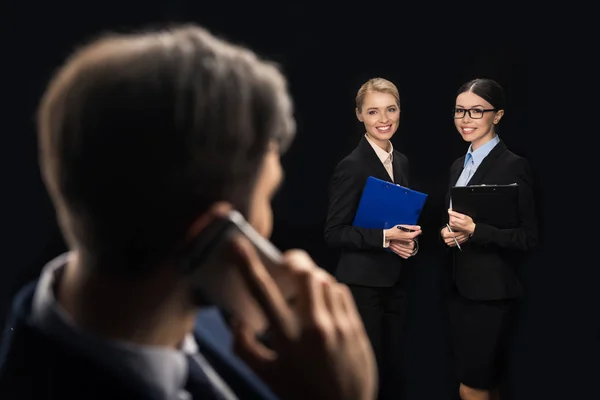 Uomo d'affari utilizzando smartphone — Foto stock gratuita