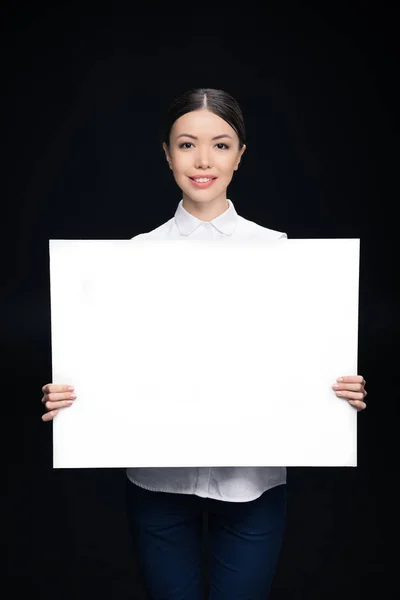 Empresaria sosteniendo tarjeta en blanco — Foto de stock gratuita