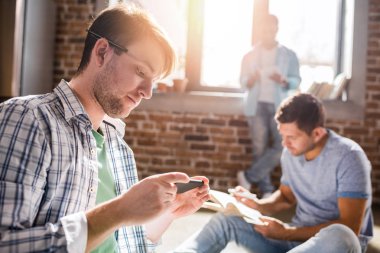 Projede çalışan erkekler 