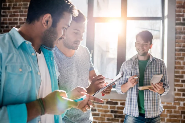 Uomini che lavorano al progetto — Foto Stock