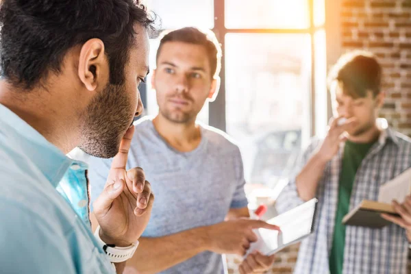 Mannen bezig met project — Stockfoto