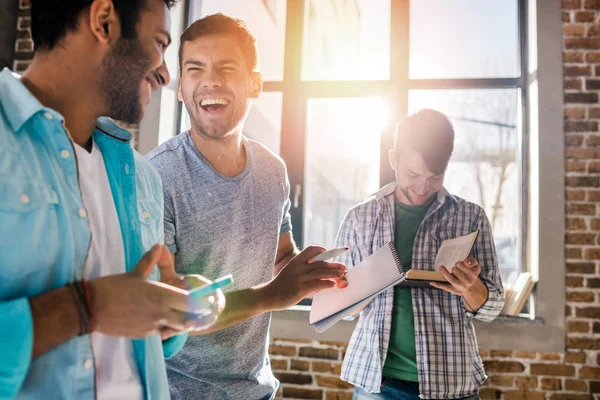 Projede çalışan erkekler 