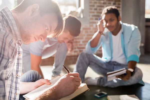 Mannen bezig met project — Stockfoto