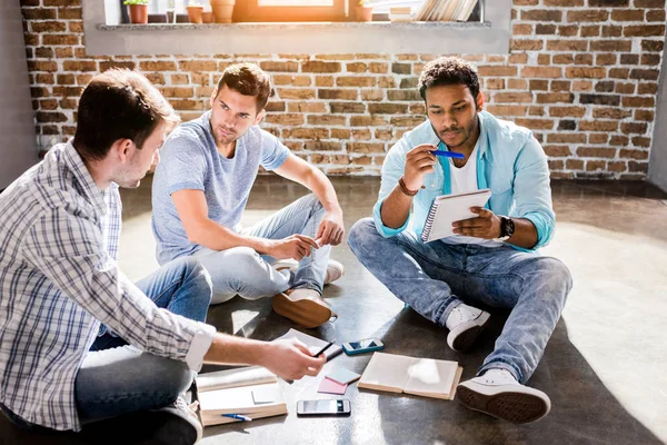 Männer arbeiten an Projekt — Stockfoto