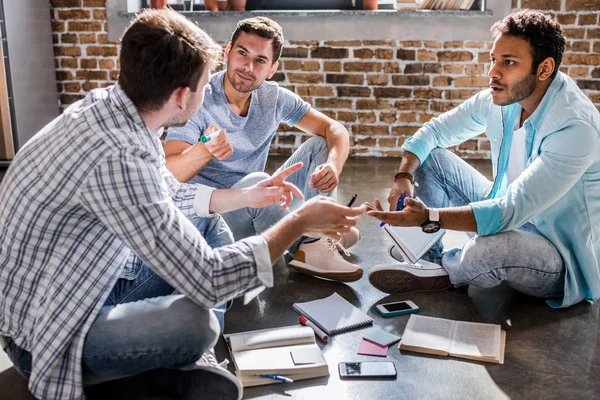 Mannen bezig met project — Stockfoto