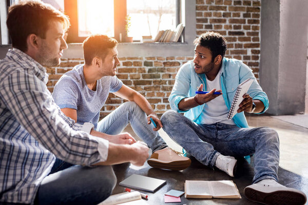 Мужчины, работающие над проектом
 