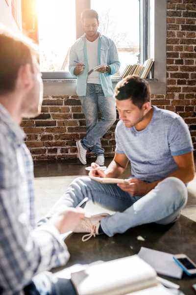 Menn som jobber med prosjektet – stockfoto