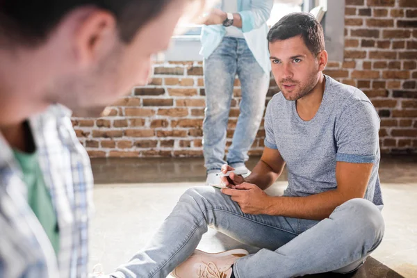 Mannen bezig met project — Stockfoto