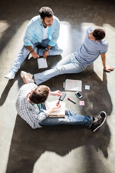 Mannen bezig met project — Stockfoto