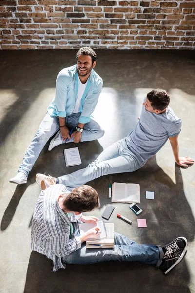 Homens que trabalham no projecto — Fotografia de Stock